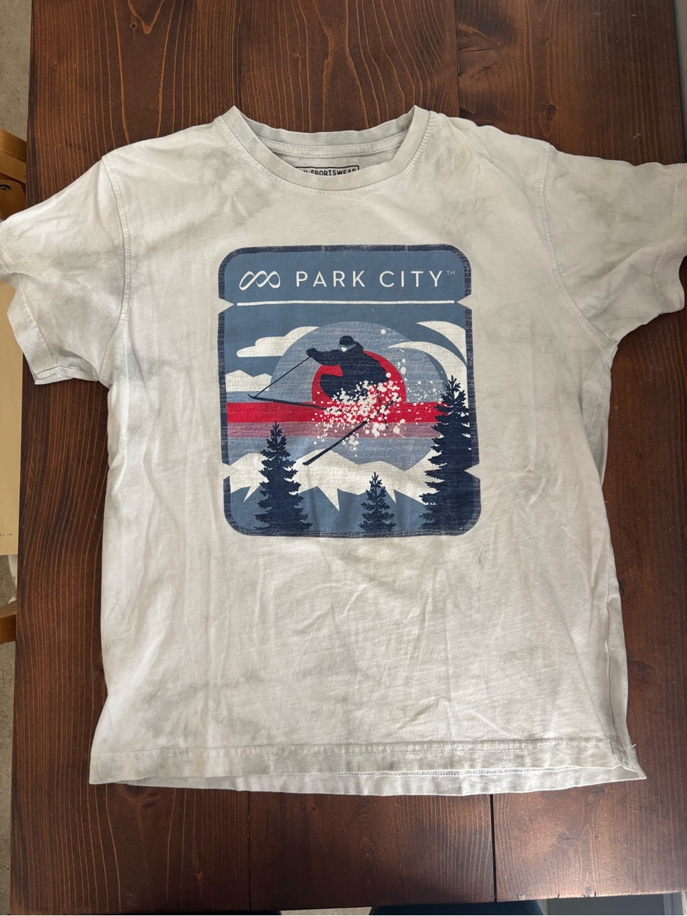 Park City UT Graphic Ski Tee in White with Blue & Red Print M